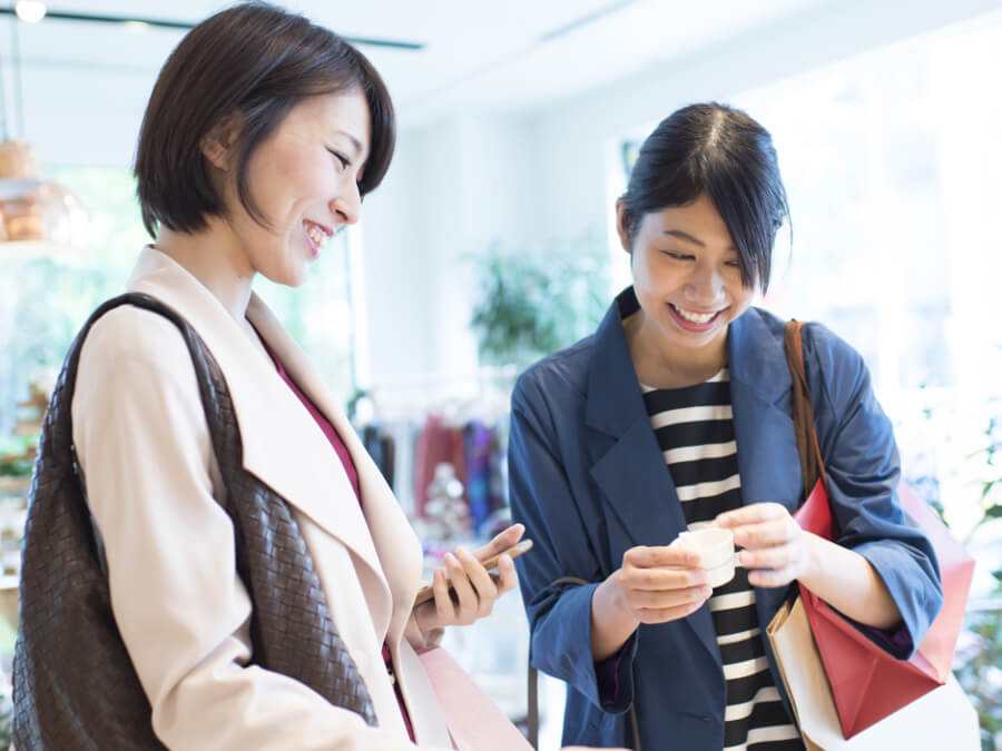 買い物を楽しむ2人の女性