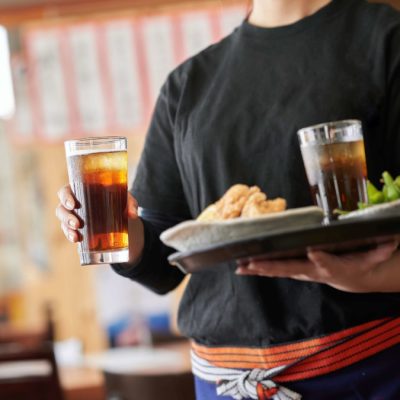 お茶を提供する居酒屋の従業員