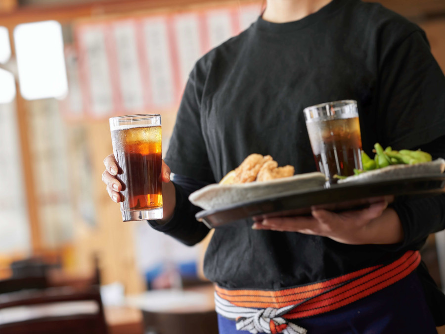 お茶を提供する居酒屋の従業員